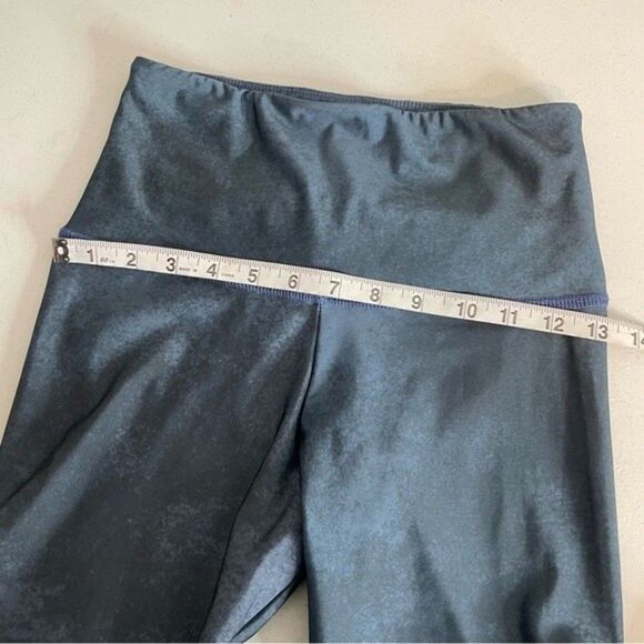 Onzie Women's Blue Graphic Tie Dye Midi Flow Leggings Size Medium - Picture 10 of 12